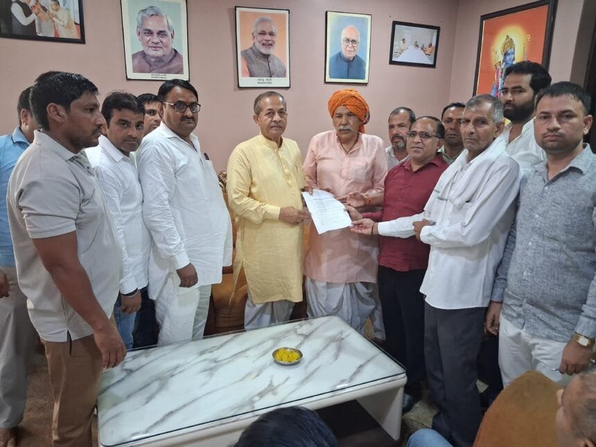 ग्रेटर नोएडा: 44 गांवों के 1 लाख लोगों से जुड़ा 4% प्लॉट का मुद्दा; किसानों ने नवाब सिंह नागर को सौंपा ज्ञापन, समाधान न होने पर अनिश्चितकालीन धरने की चेतावनी