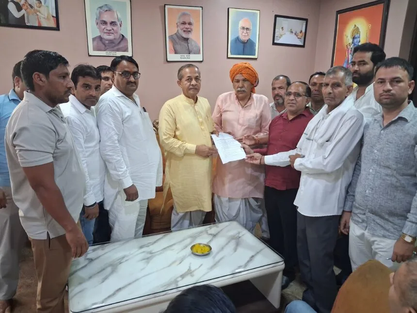 ग्रेटर नोएडा: 44 गांवों के 1 लाख लोगों से जुड़ा 4% प्लॉट का मुद्दा; किसानों ने नवाब सिंह नागर को सौंपा ज्ञापन, समाधान न होने पर अनिश्चितकालीन धरने की चेतावनी