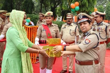 गौतमबुद्धनगर पुलिस कमिश्नरेट में 80वां स्वतंत्रता दिवस धूमधाम से मना: सीपी लक्ष्मी सिंह ने फहराया तिरंगा, 5 शहीदों के परिजनों व उत्कृष्ट पुलिसकर्मियों को किया सम्मानित