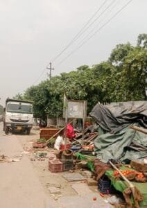 ग्रेटर नोएडा: सड़कों पर अतिक्रमण करने वालों पर प्राधिकरण का चाबुक; 12 अवैध दुकानें ध्वस्त, दर्जनों रेहड़ी-पटरी जब्त