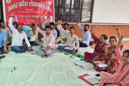 दादरी तहसील में विजिलेंस और एंटी करप्शन के 'फर्जी ट्रैप' के खिलाफ भड़के लेखपाल: काम ठप कर शुरू किया धरना, सीएम को भेजा ज्ञापन