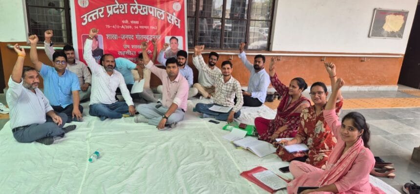 दादरी तहसील में विजिलेंस और एंटी करप्शन के 'फर्जी ट्रैप' के खिलाफ भड़के लेखपाल: काम ठप कर शुरू किया धरना, सीएम को भेजा ज्ञापन