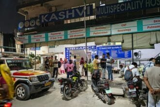 ग्रेटर नोएडा में बड़ा हादसा: गोल्फ होम्स सोसाइटी की 14वीं मंजिल से गिरकर दो मजदूरों की मौत; सुरक्षा में लापरवाही पर ठेकेदार हिरासत में