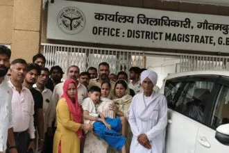ग्रेटर नोएडा में डीएम के आदेश पर तुरंत एक्शन: 14 वर्षीय बीमार दिव्यांग के कमरे की बिजली-पानी कराई बहाल, प्रताड़ित करने वाले ससुरालियों को सख्त चेतावनी