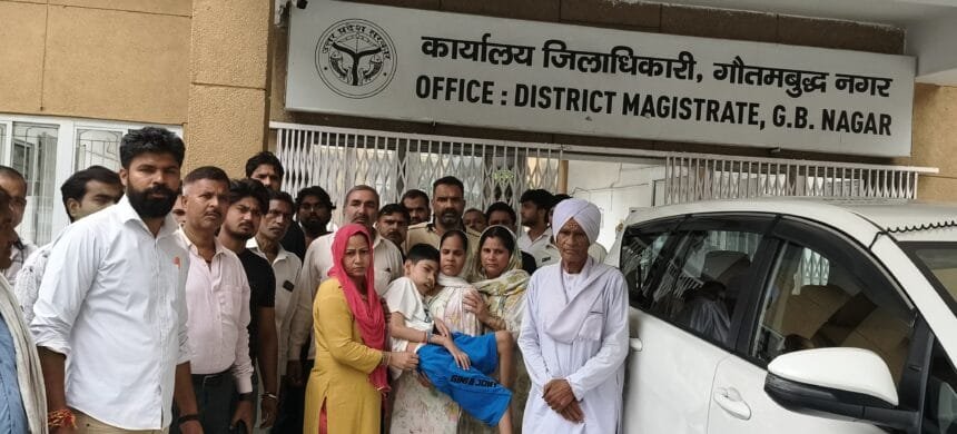 ग्रेटर नोएडा में डीएम के आदेश पर तुरंत एक्शन: 14 वर्षीय बीमार दिव्यांग के कमरे की बिजली-पानी कराई बहाल, प्रताड़ित करने वाले ससुरालियों को सख्त चेतावनी