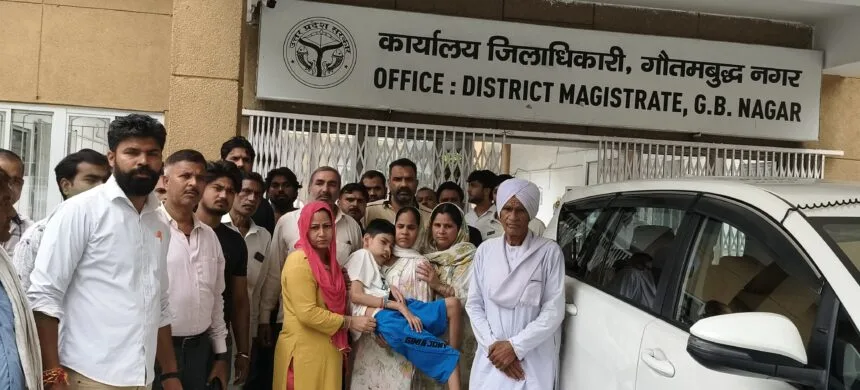 ग्रेटर नोएडा में डीएम के आदेश पर तुरंत एक्शन: 14 वर्षीय बीमार दिव्यांग के कमरे की बिजली-पानी कराई बहाल, प्रताड़ित करने वाले ससुरालियों को सख्त चेतावनी
