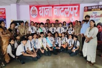 ग्रेटर नोएडा: ड्यूटी पर तैनात जवानों को नहीं खली बहन की कमी; बादलपुर थाने में स्कूली बच्चियों और महिला पुलिसकर्मियों ने बांधी राखी