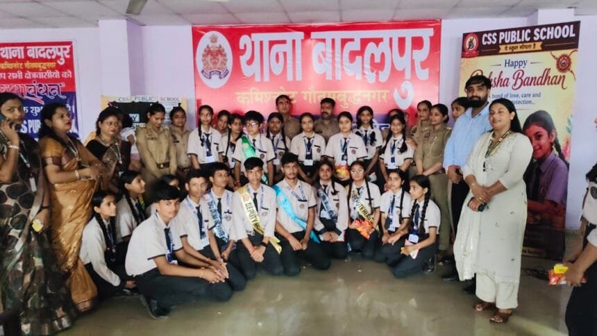 ग्रेटर नोएडा: ड्यूटी पर तैनात जवानों को नहीं खली बहन की कमी; बादलपुर थाने में स्कूली बच्चियों और महिला पुलिसकर्मियों ने बांधी राखी