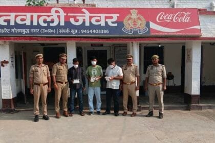 जेवर में 'एटीएम कार्ड स्वैपर' गैंग का पर्दाफाश: 103 एटीएम और स्वाइप मशीन के साथ 3 शातिर गिरफ्तार, मुरादाबाद से आगरा तक फैला था नेटवर्क