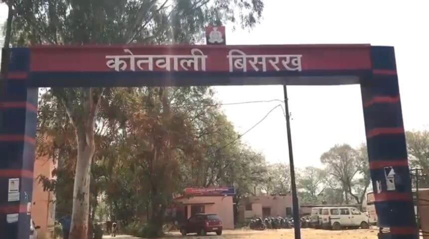 ग्रेटर नोएडा : GST कंसल्टेंट से 29 लाख की वसूली मामले में गिरी गाज; पुलिस कमिश्नर लक्ष्मी सिंह ने बिसरख SHO और चौकी प्रभारी को किया लाइन हाजिर