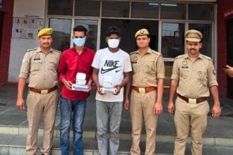 ग्रेटर नोएडा: 250 CCTV कैमरे खंगालकर बादलपुर पुलिस ने सुलझाई चोरी की मिस्ट्री; मथुरा के 2 शातिर चोर गिरफ्तार, ₹1.28 लाख कैश और सोने की गिट्टी बरामद
