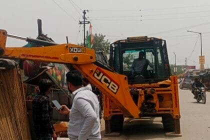 ग्रेटर नोएडा: सड़कों पर अतिक्रमण करने वालों पर प्राधिकरण का चाबुक; 12 अवैध दुकानें ध्वस्त, दर्जनों रेहड़ी-पटरी जब्त