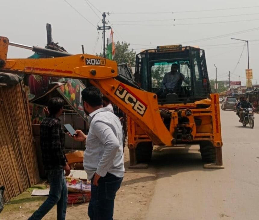 ग्रेटर नोएडा: सड़कों पर अतिक्रमण करने वालों पर प्राधिकरण का चाबुक; 12 अवैध दुकानें ध्वस्त, दर्जनों रेहड़ी-पटरी जब्त