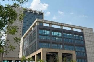 ग्रेटर नोएडा प्राधिकरण का किसानों को बड़ा तोहफा: मुआवजा दर में 55.5% का उछाल, अब 6,415 रुपये प्रति वर्ग मीटर; 10 साल बाद 6% आबादी भूखंड योजना फिर लागू