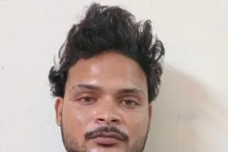 नोएडा के मामूरा में 5 साल के बच्चे की संदिग्ध मौत: मां का गंभीर आरोप—कहासुनी में पिता ने कमर में मारा घूंसा, आरोपी हिरासत में