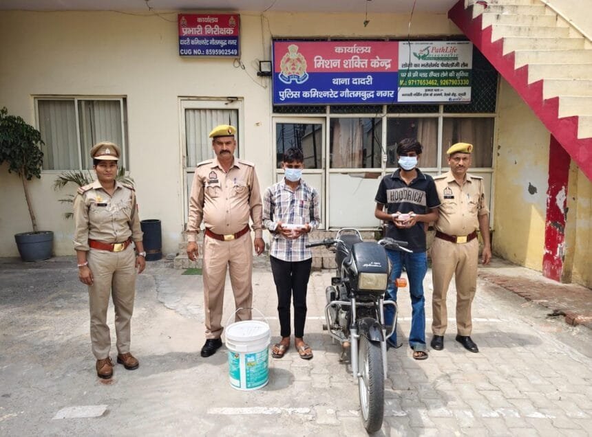 ग्रेटर नोएडा: दादरी पुलिस ने चोरी करने वाले 2 शातिर चोर दबोचे; सोने-चांदी के आभूषण, अवैध चाकू और बाइक बरामद