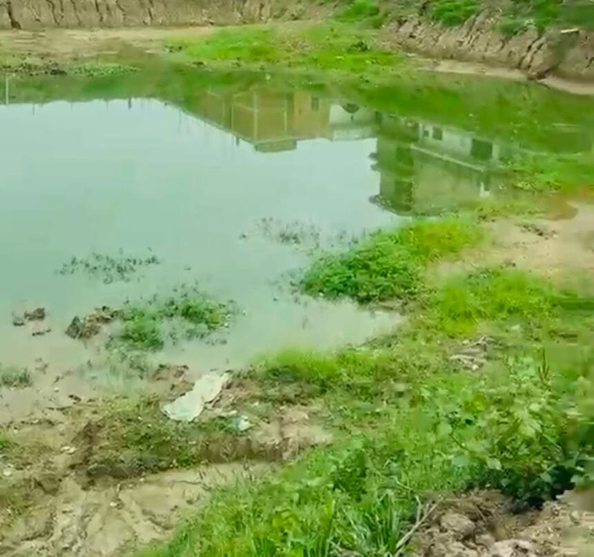 ग्रेटर नोएडा: तिलपता में महिला की मौत के बाद जागी एजेंसियां; ग्रामीणों का ठेकेदार पर लापरवाही का आरोप, ब्लैकलिस्ट करने की मांग
