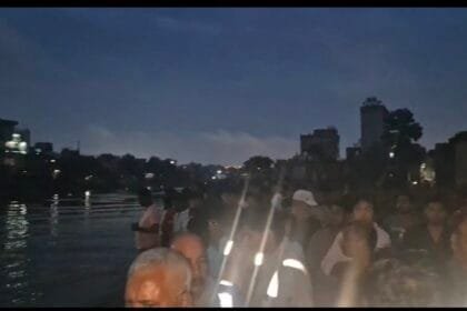 ग्रेटर नोएडा में दर्दनाक हादसा: हिंडन नदी में नाव की रस्सी बांधते समय डूबा युवक, बचाने उतरा साथी भी बहा; NDRF और SDRF की तलाश जारी