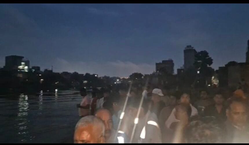 ग्रेटर नोएडा में दर्दनाक हादसा: हिंडन नदी में नाव की रस्सी बांधते समय डूबा युवक, बचाने उतरा साथी भी बहा; NDRF और SDRF की तलाश जारी
