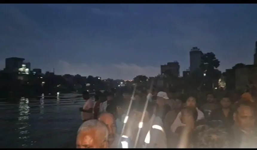 ग्रेटर नोएडा में दर्दनाक हादसा: हिंडन नदी में नाव की रस्सी बांधते समय डूबा युवक, बचाने उतरा साथी भी बहा; NDRF और SDRF की तलाश जारी