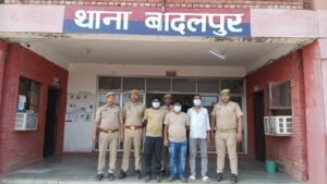 ग्रेटर नोएडा: बादलपुर पुलिस और एंटी नारकोटिक्स टीम का बड़ा एक्शन, ₹1 करोड़ के अवैध गांजे के साथ अंतरराज्यीय गैंग के 3 तस्कर गिरफ्तार; ट्रक में बनी थी सीक्रेट कैविटी