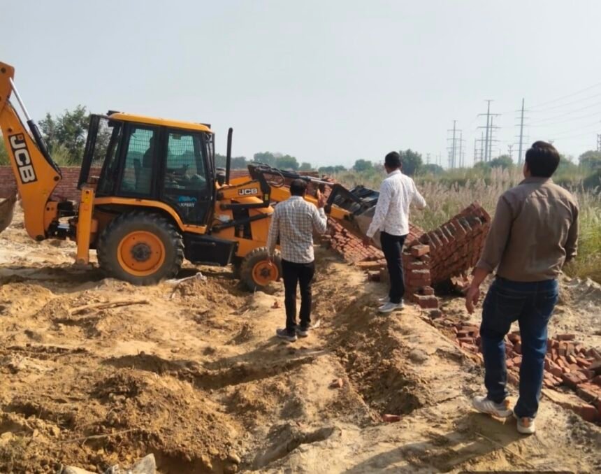 ग्रेटर नोएडा: भनौता में गरजा प्राधिकरण का बुलडोजर, 40 करोड़ की 20 हजार वर्ग मीटर जमीन अतिक्रमण से मुक्त
